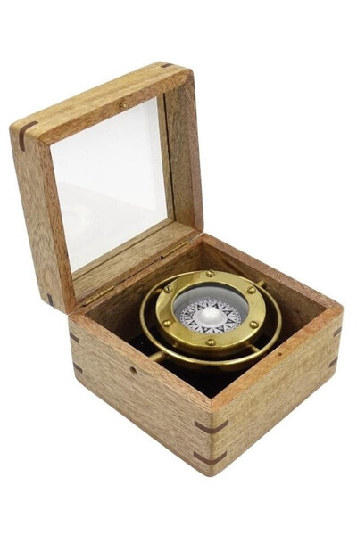 kompas przechyłowy w drewnianym pudełku o wym.12x12x8cm 