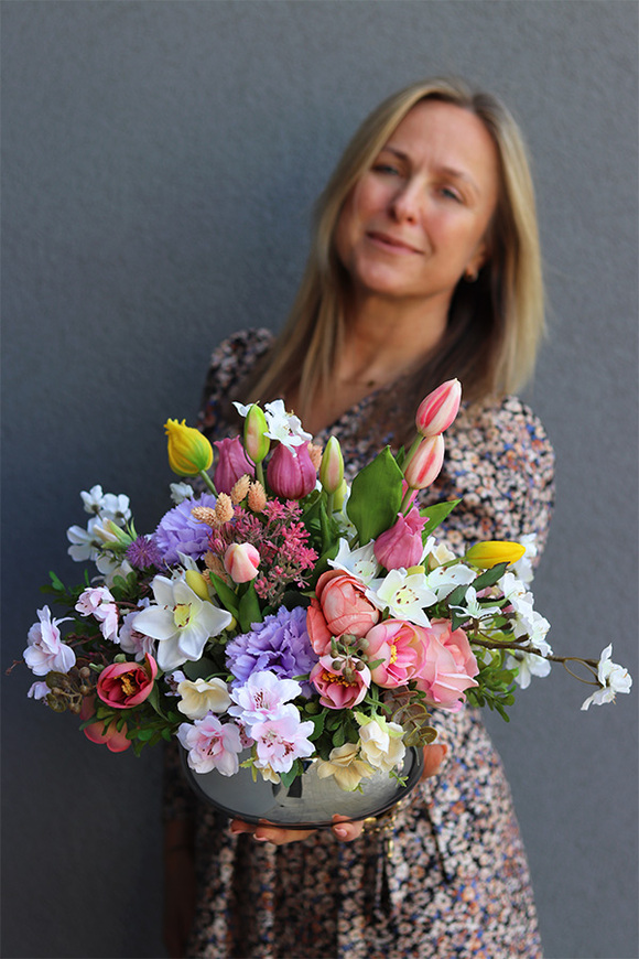 Hefre Pompadour, kompozycja wiosenna z gumowymi tulipanami