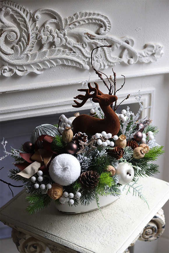 Brązowy Renifer, świąteczny stroik z figurką