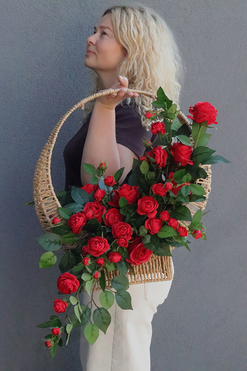OD RĘKI Aurelia Red Rose, nagrobna dekoracja kwiatowa w skrzynce, wym.53cm