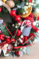 Narciarze Laleczki, świąteczny wianek na drzwi