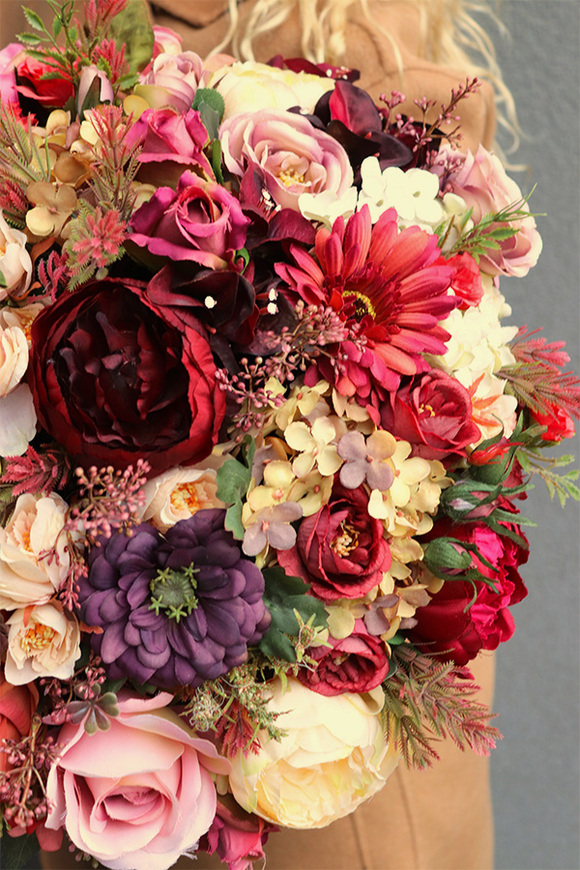 Bellissa, kompozycja kwiatowa w złotej misie