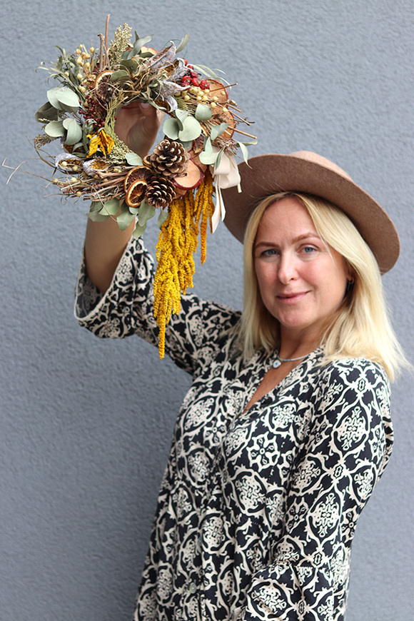 Pod Brzozą, dekoracyjny wianek z suszem