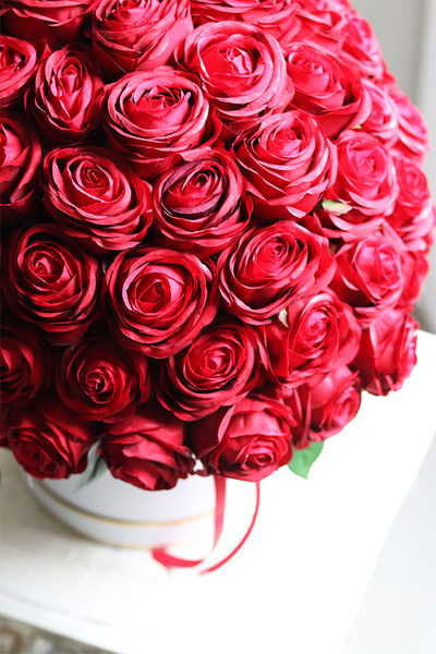 box na prezent Jubileo 80 Róż, w wybranym kolorze kwiatów i pudełka