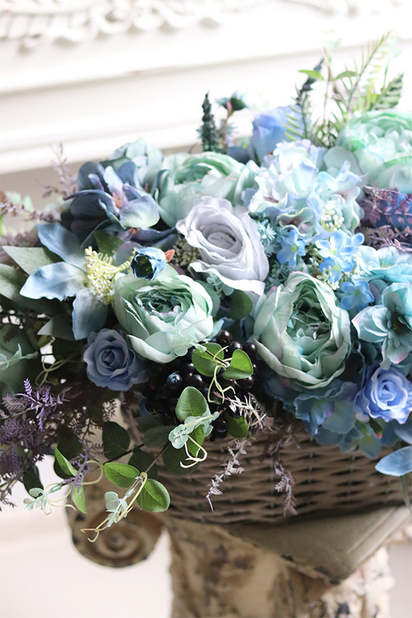 Blue Flowers, kompozycja kwiatowa w koszu