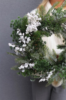 Winter Home, zimowy wianek z ostrokrzewem