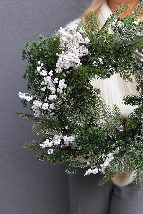 Winter Home, zimowy wianek z ostrokrzewem