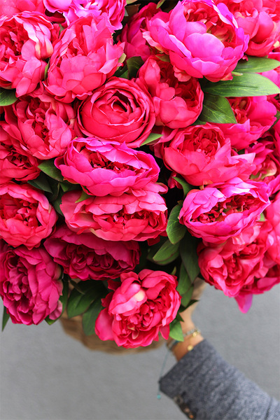  bogaty kosz z różowymi peoniami Loritta 2