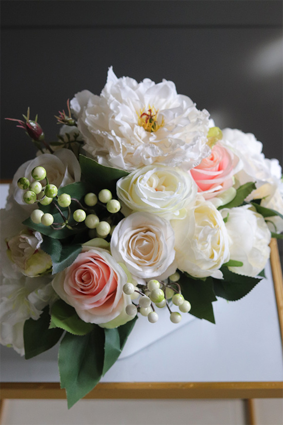 Gedrata, biała kompozycja kwiatowa