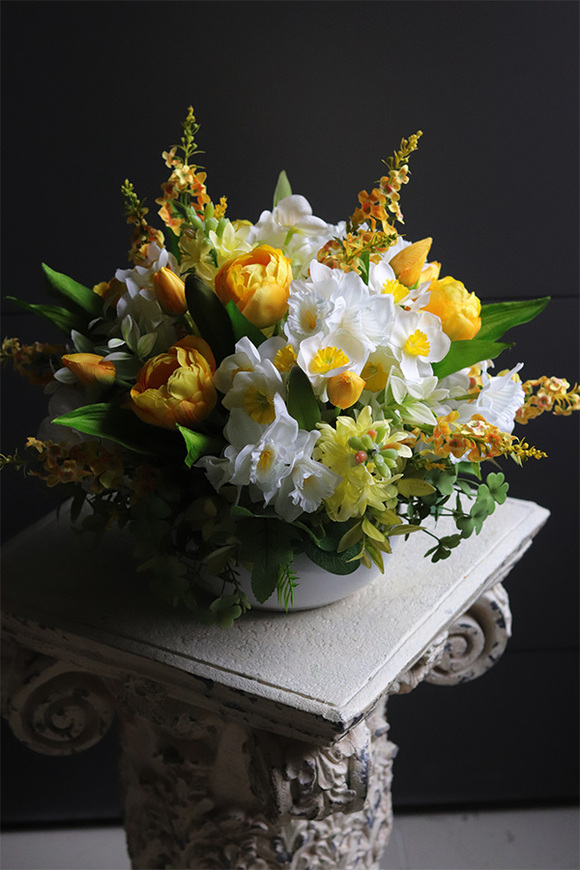 Amira White, dekoracja kwiatowa na stół Wielkanocny