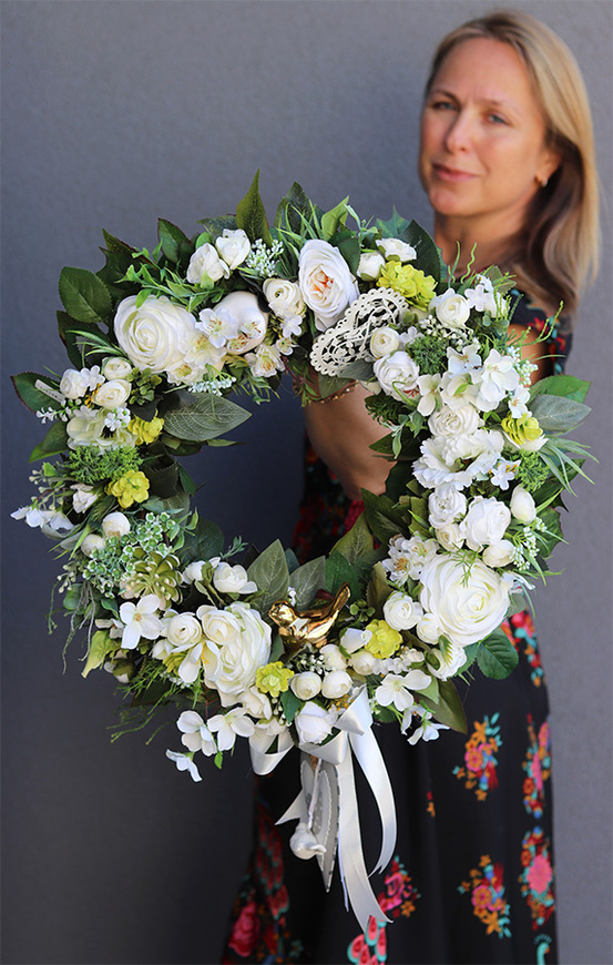 Angela Bialena, biały wianek z kwiatami, śr.48cm 