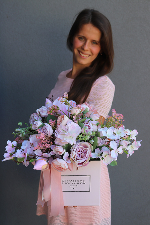 Delicja Wiosenna, flowerbox w kwadratowym pudełku, wys.33cm