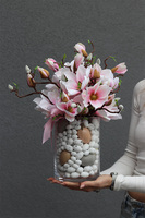 Magnolie Sweet Pink wielkanocna kompozycja kwiatowa w szkle