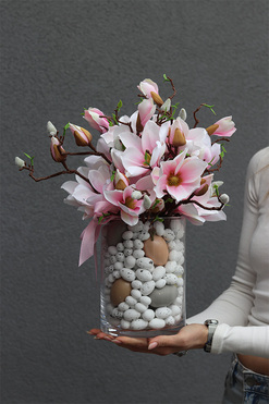 Magnolie Sweet Pink 4, wielkanocna kompozycja kwiatowa w szkle, wym.41x30cm