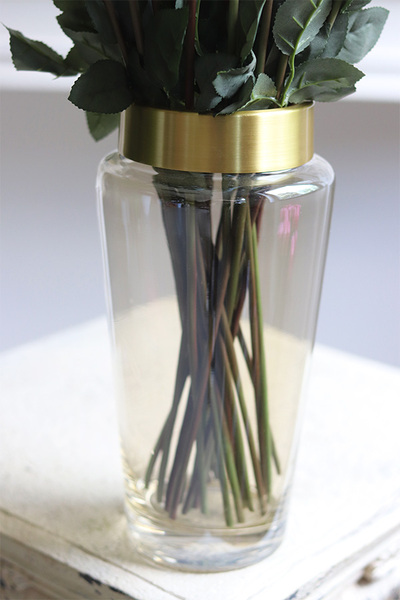 White Roses, kompozycja kwiatowa róże w wazonie