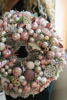 Helura, bogaty zimowy wianek z bombkami, śr.27 cm