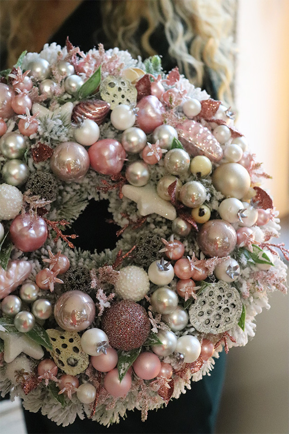 Helura, bogaty zimowy wianek z bombkami, śr.27 cm