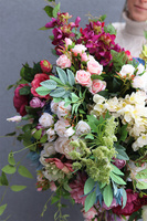 Bellatio, kompozycja kwiatowa w białym wazonie, wym.80x80cm