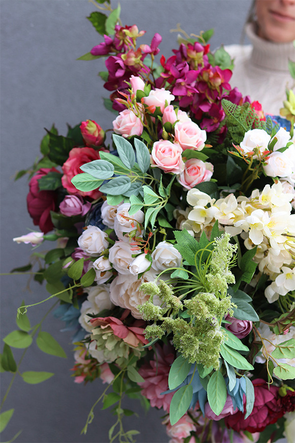 Bellatio, kompozycja kwiatowa w białym wazonie, wym.80x80cm