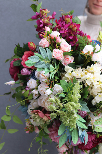 Bellatio, kompozycja kwiatowa w białym wazonie, wym.80x80cm