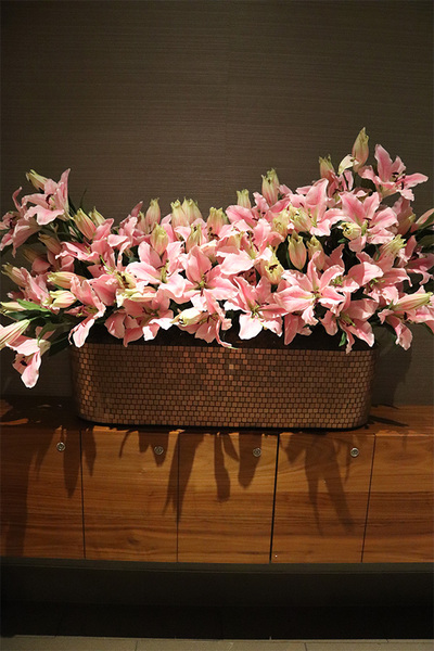 Liliowe Hilton Mozaiq, kompozycja kwiatowa w naczyniu