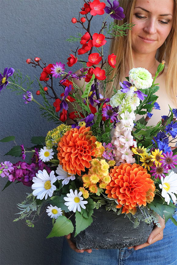 Summer Volcan, kwiaty w ciężkim naczyniu