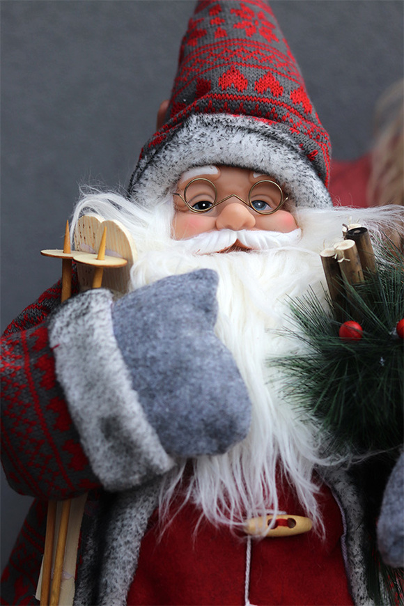 duża figurka / miękki stojący Mikołaj Skandi z nartami