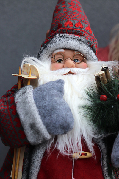 duża figurka / miękki stojący Mikołaj Skandi z nartami