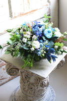 Naturiosa Cecile, niebieska kompozycja w szklanej misie, wym.20x50cm