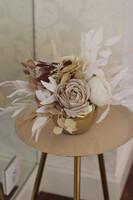 Laguel November Gold, kompozycja kwiatowa w naczyniu