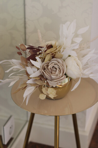 Laguel November Gold, kompozycja kwiatowa w naczyniu