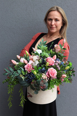 Celinna Genotte, flowerbox z tulipanami, wys.55cm