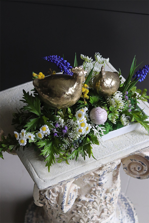 Złota Para Resta, stroik wielkanocny z kurami i szafirkami