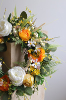 Goldenira, żółty wianek na drzwi z kwiatami