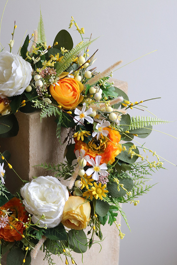 Goldenira, żółty wianek na drzwi z kwiatami