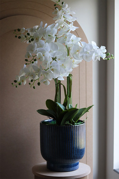 OD RĘKI Deep Blue Big, sztuczny storczyk w granatowej donicy, wys.107cm