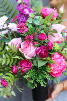 bukiet nagrobny w kolorze fuksji