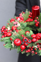 Czerwony Dar, adwentowy wianek stroik z czterema świecami