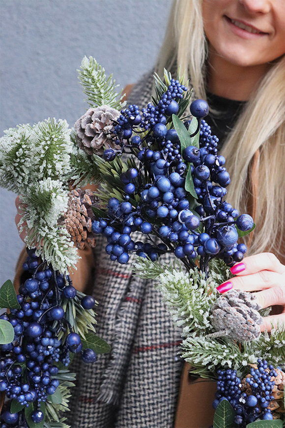 Granatowa Geruta, zimowa girlanda z owocami