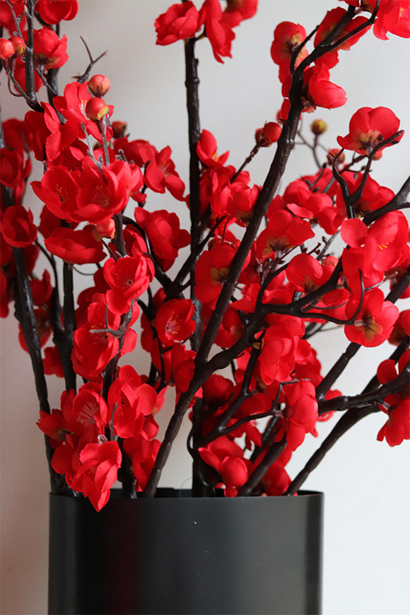 Czerwona Jabłonka, wiosenna kompozycja kwiatowa w wazonie