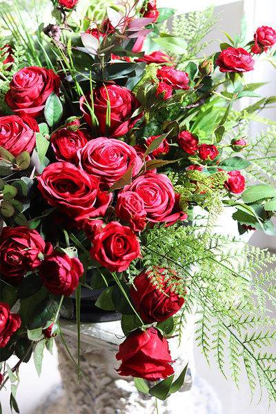 Czerwień Deluxe, kompozycja nagrobna w misie