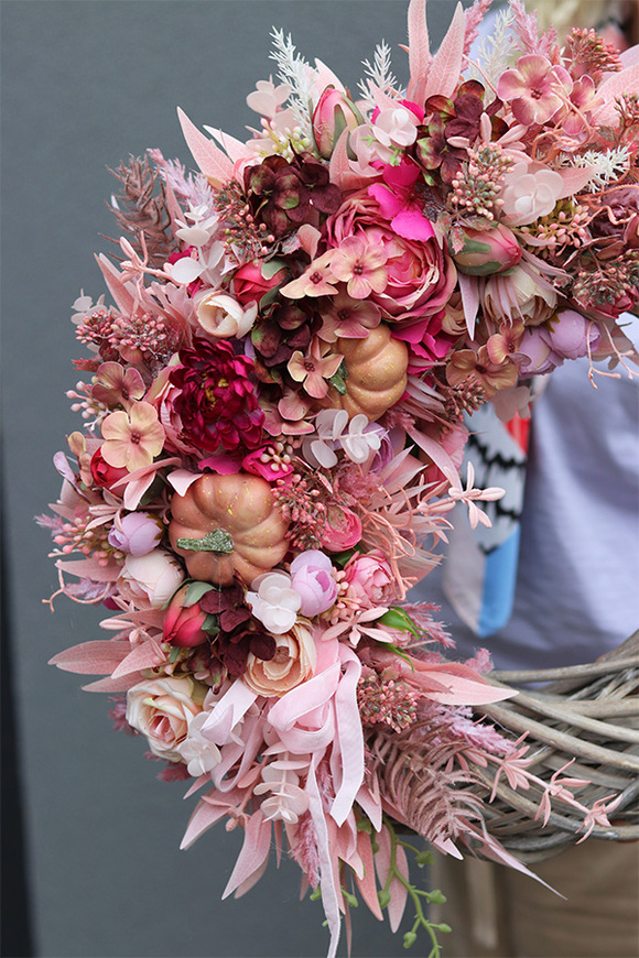 Różowa Poezja 3, asymetryczny jesienny wianek z dyniami