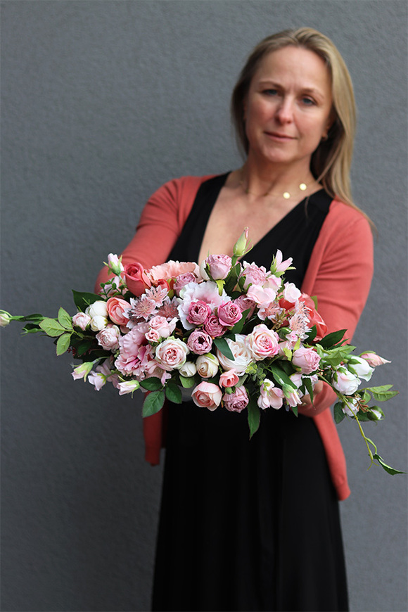 Pink Lady Alladino, kompozycja kwiatowa w lustrzanej misie