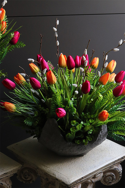 Tulippe Volcan Premium, kompozycja nagrobna w misie