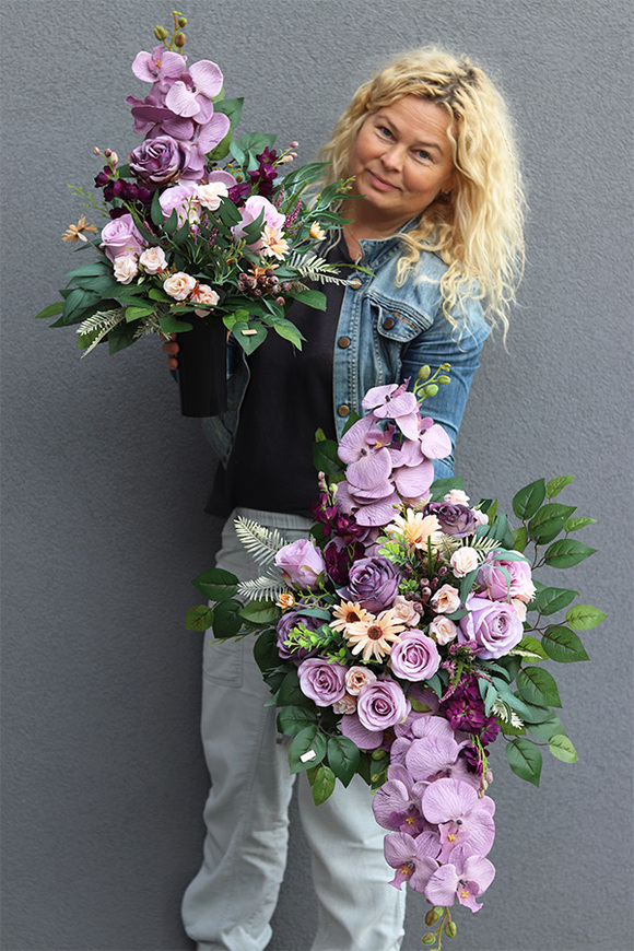 Nettro, liliowy bukiet nagrobny we wkładzie