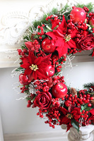 duży świąteczny wieniec z czerwonymi szyszkami, Klasyczny