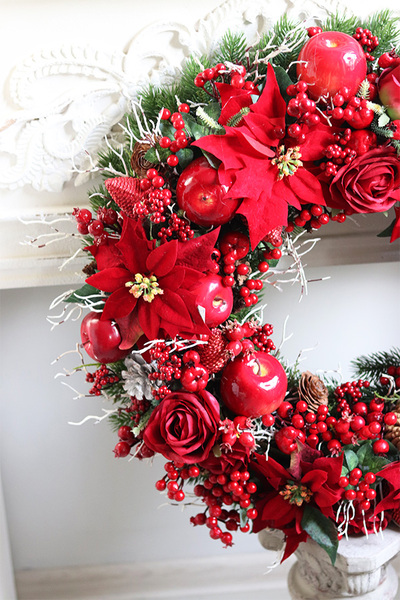 duży świąteczny wieniec z czerwonymi szyszkami, Klasyczny