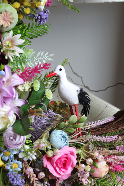 Flowers for You, asymetryczny wianek kwiatowy z bocianem