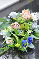 Ledryta, bukiet nagrobny z różami, peonią i chabrem