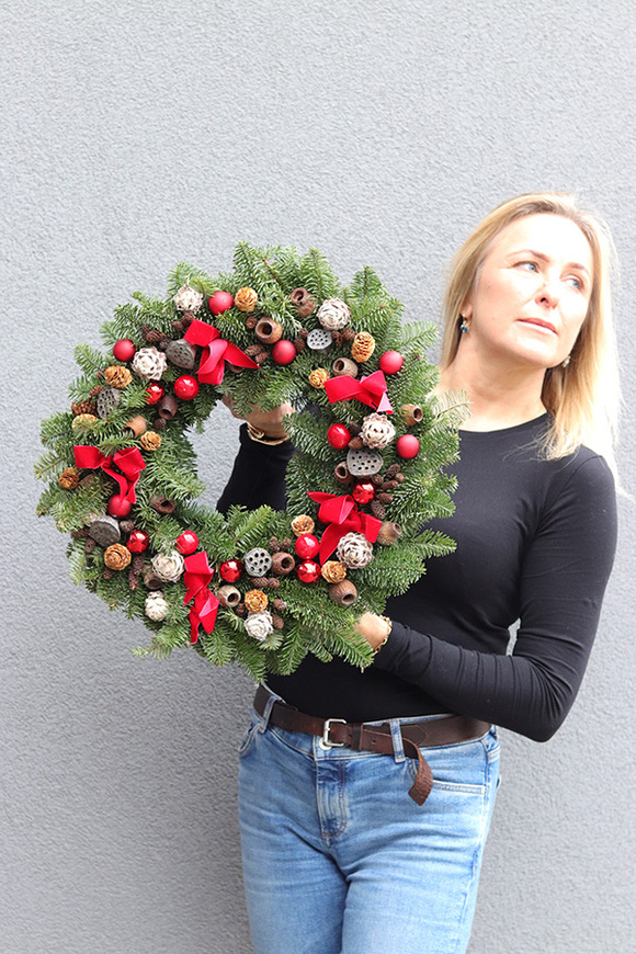 Annabel Nobilis, świąteczny wianek z żywymi gałązkami